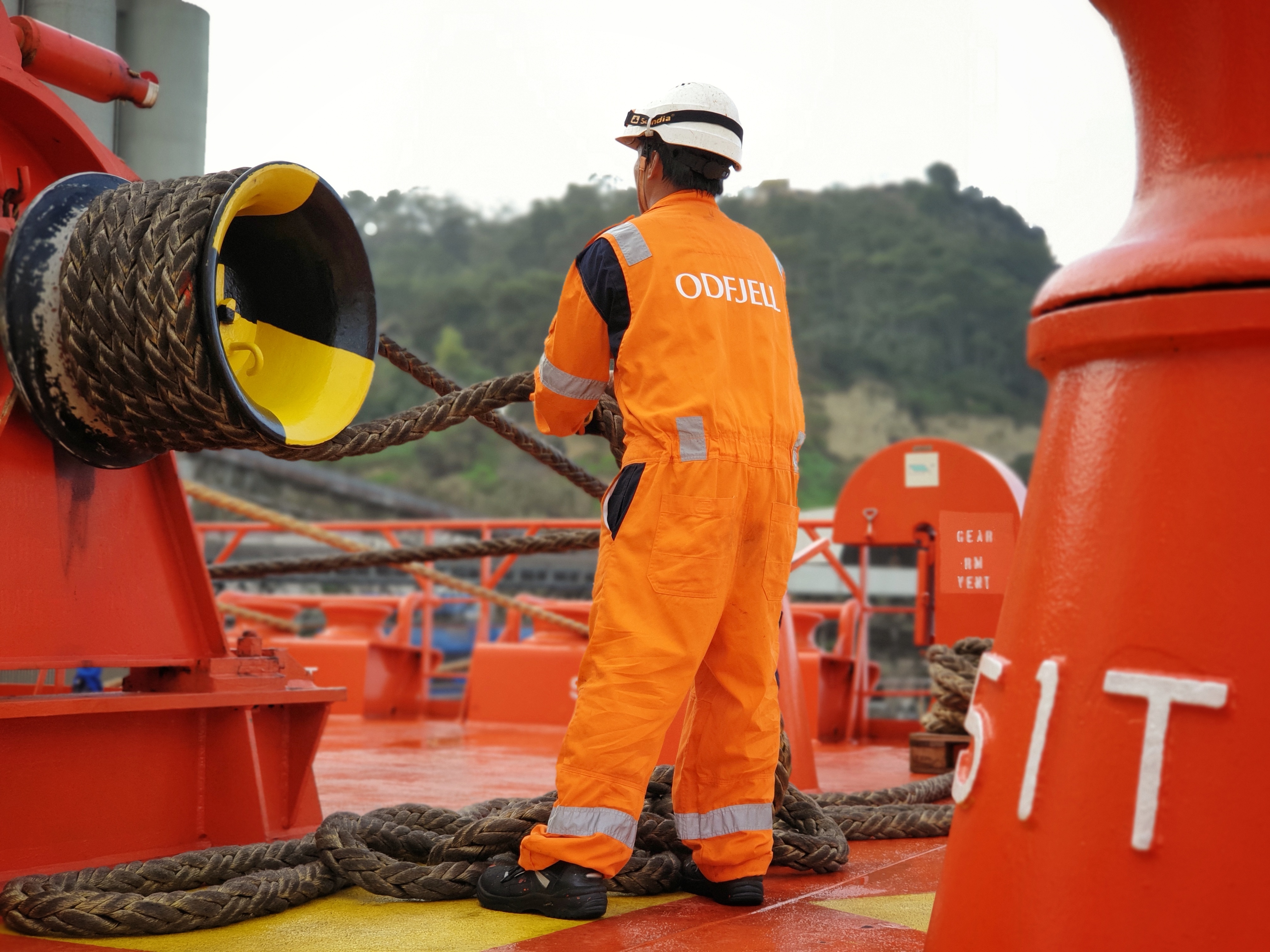 Ship-deck-mooring-rope-operation